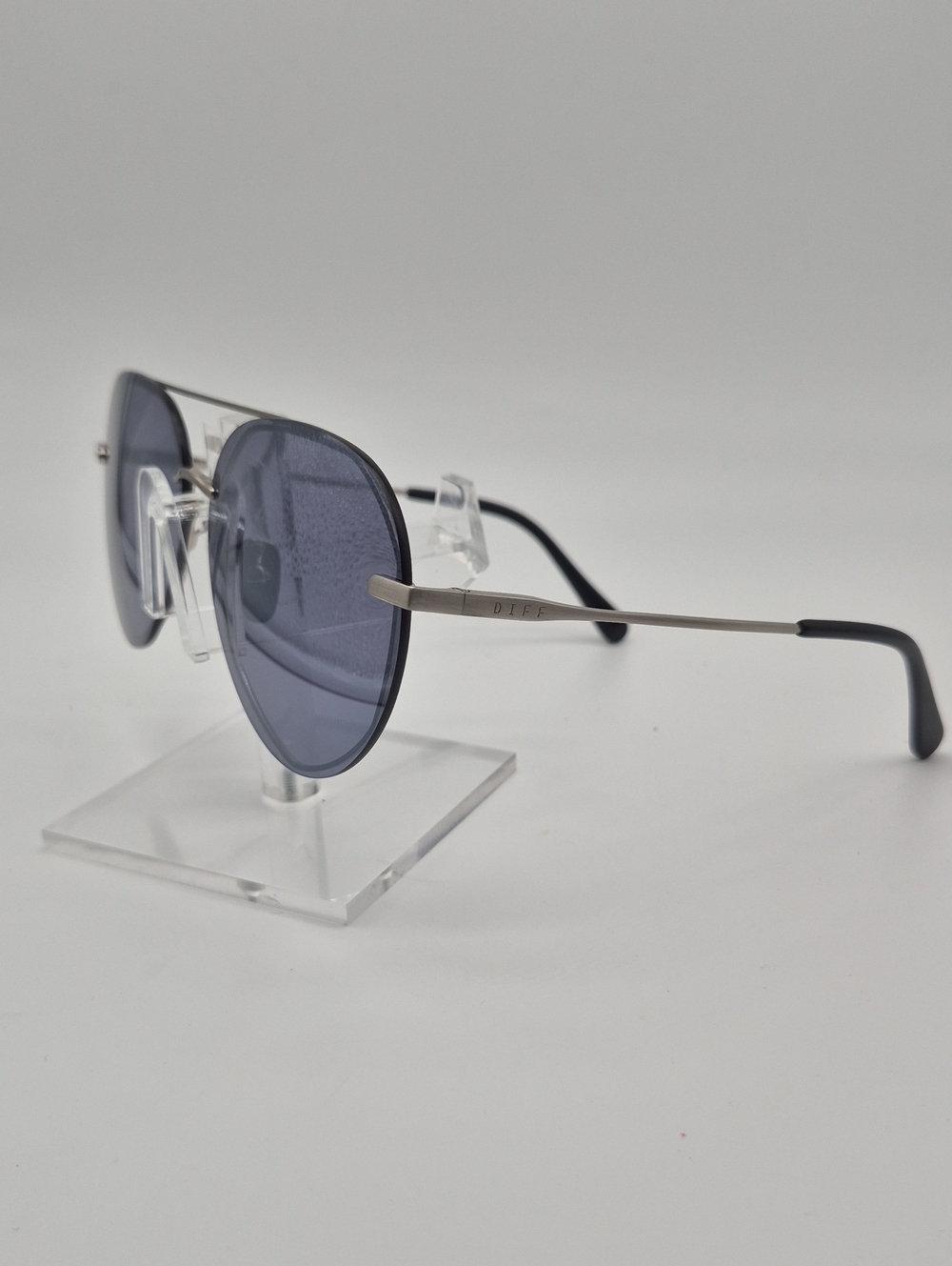 Diff Eyewear Men's Silver Frame Sunglasses with Blue Lenses